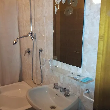 Debora Maison Nyaraló *