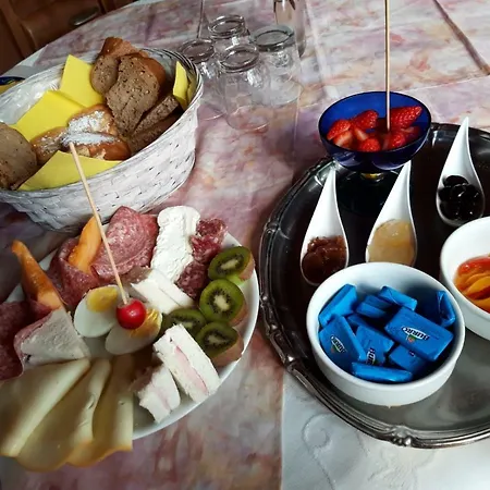 Debora Maison Nyaraló *